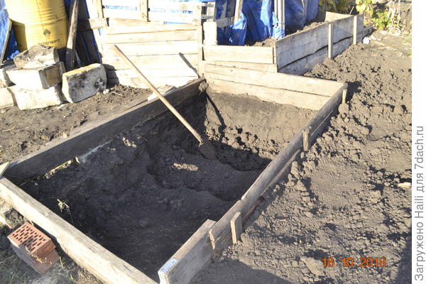 В это компостерную яму готовлю,а рядом чуть выше храню навоз,обтянуто синим целофаном.