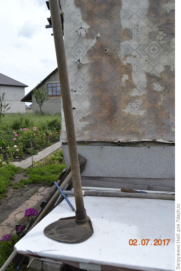 А этой мотыгой делаю большие бороздки для полива