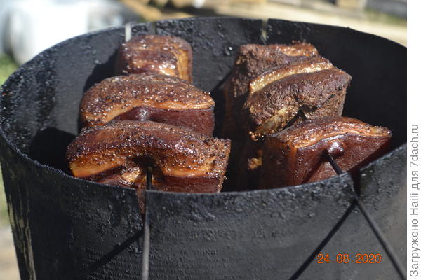 Вот так копчу грудинку.