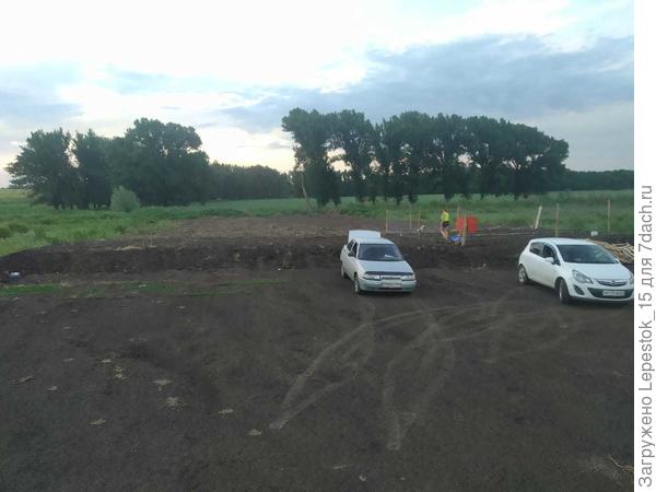 Где нет травы-это наш участок, у деревьев в конце участка течет ручей.