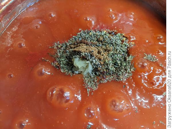 Приправы тонут в кетчупе