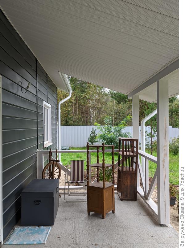 Юля, мои новые "питомцы".  Старая мебель имеет одно огромное преимущество - она из дерева.  Поэтому я с удовольствием с ней вожусь. Это конечно не самодельная, но тоже кто-то когда-то ее мастерил. А мы даём ей новую жизнь и находим место в интерьере.