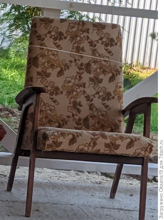 кресло ждет своей очереди на приведение в порядок