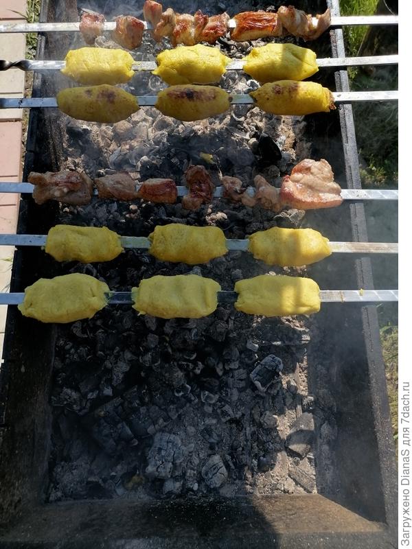 На шампуре формируем колбаски