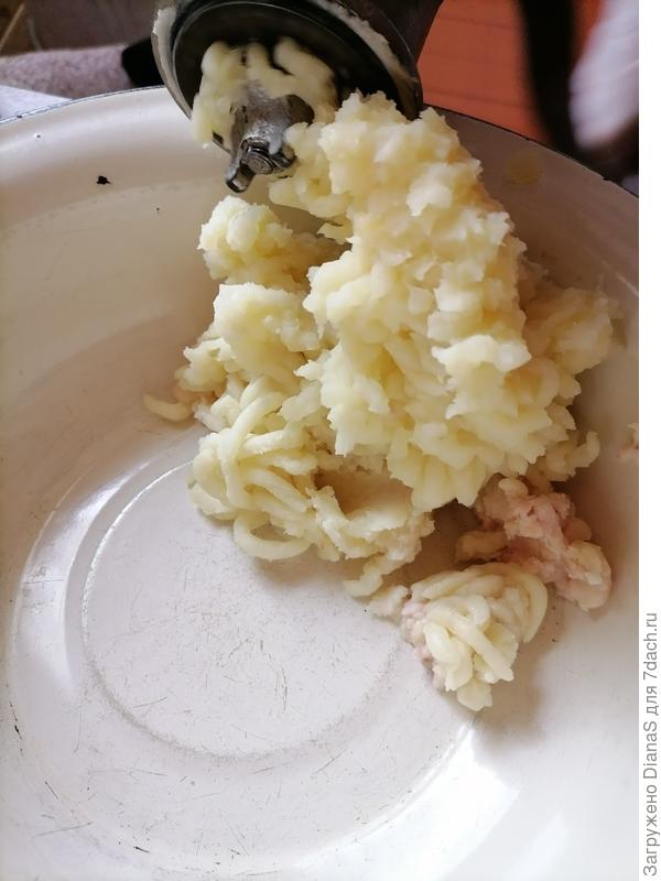 Картофель, жир, куркуму, соль прокручиваем через мясорубку