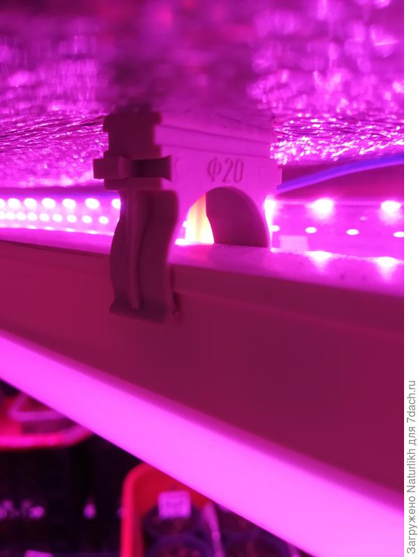 Лампы крепятся на сантехнические клипсах диаметром 20 и 25 мм. Цена клипс  от 2-4руб