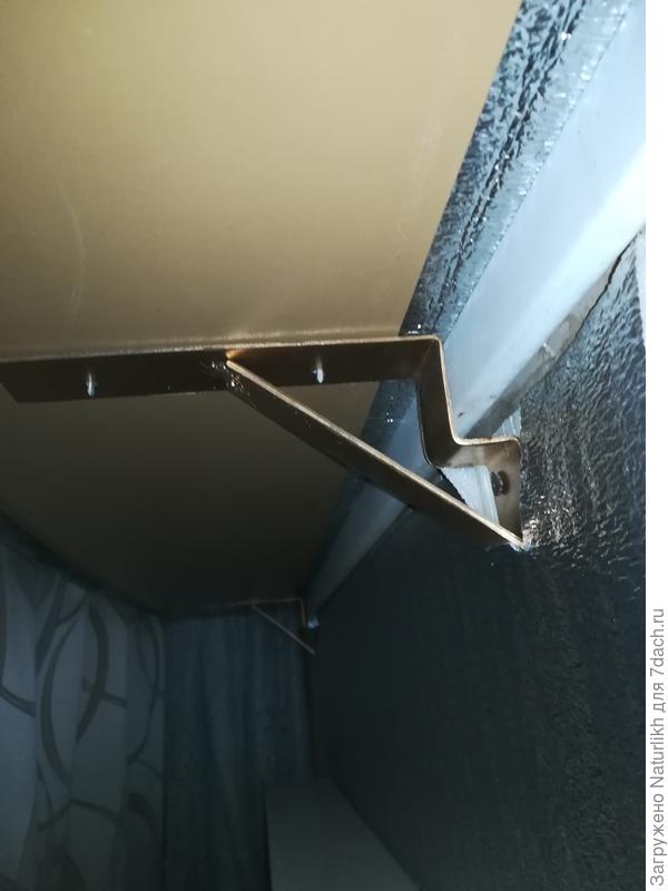 Увеличили площадь подоконника. Самодельный уголок