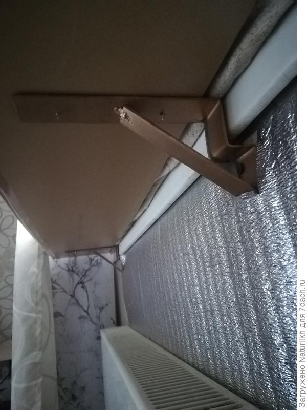 Для второго подоконника самодельный уголок