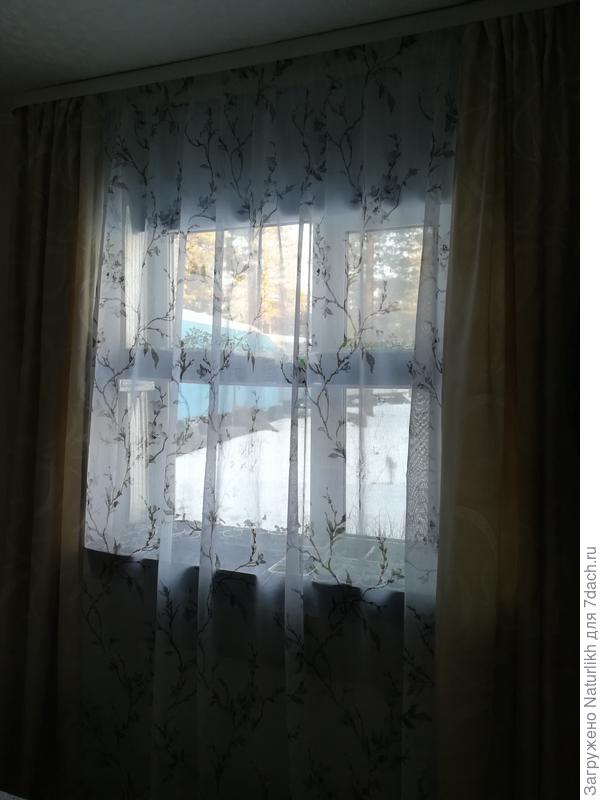 Есть Зазор для проветривания.