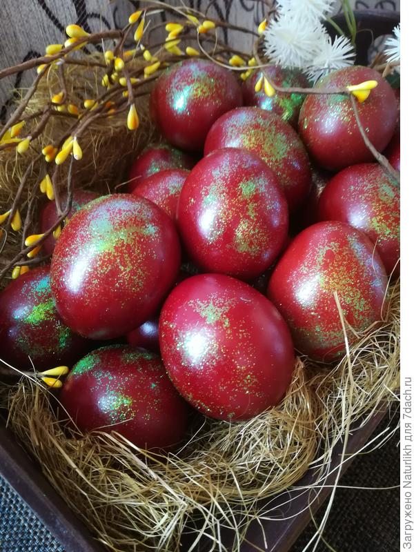 А я снова по заказу детей обсыпаю блёстками.