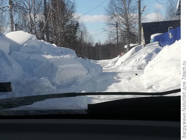 Среди кучи только видны огрызки забора. Вот так сходит снег на только почищенную проезжую часть. Если бы сосед напротив не чистил у своих ворот, выезд был бы затруднён.