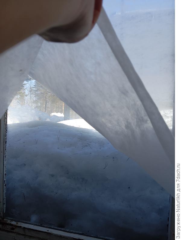 Балконное окно , снега выше стекол.