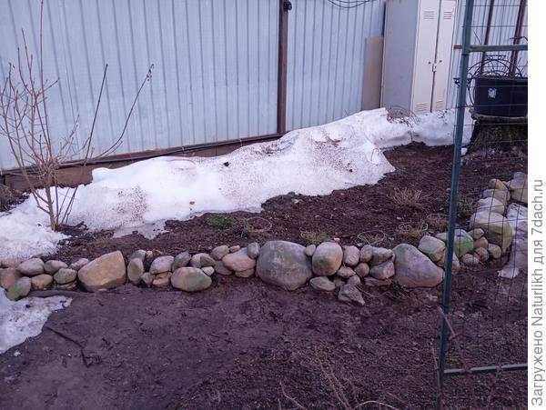 немного осталось у забора