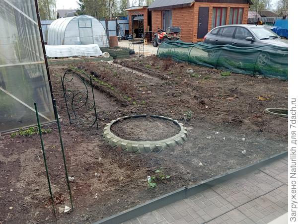 По краю пучки лобелии на вольных хлебах.  Пока все пусто, торчат только резиновые ярлычки на электродах и ограждения из проволоки