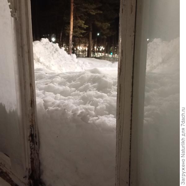 Как и обычно балконное окно в апреле