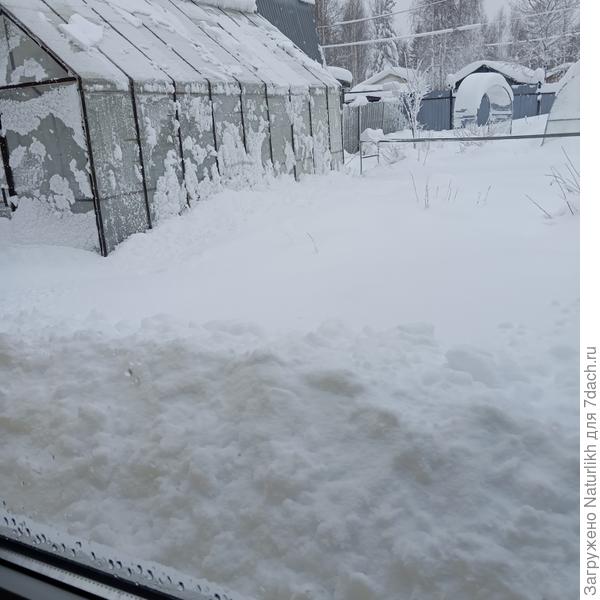 глыбы снега с крыши