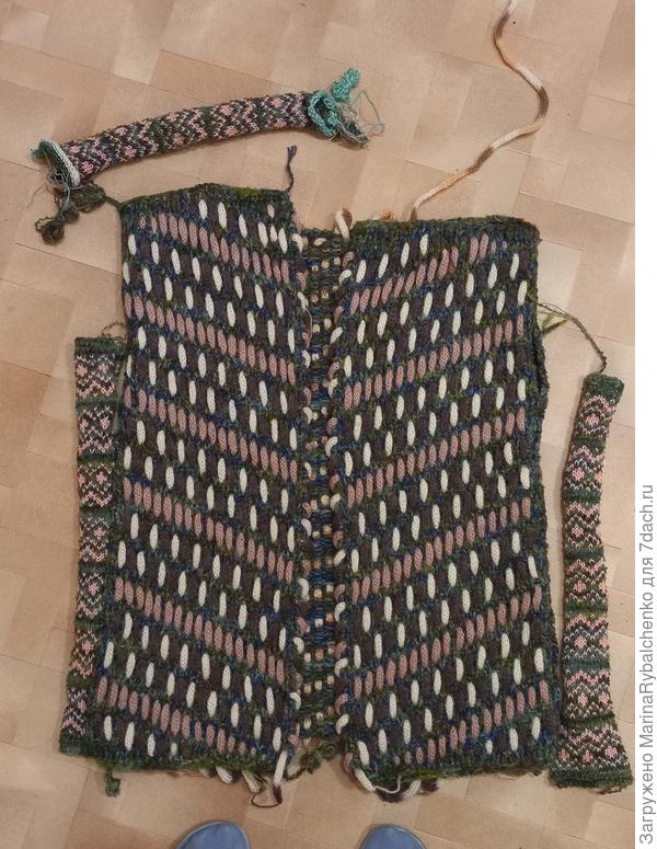 Жилетка отделана вязаным шнуром.