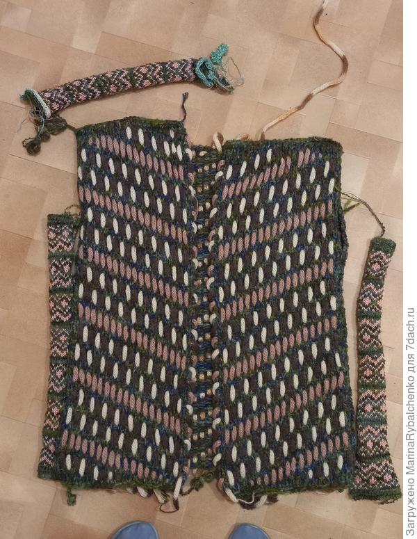 Жилет из полотна с продернутыми шнурами