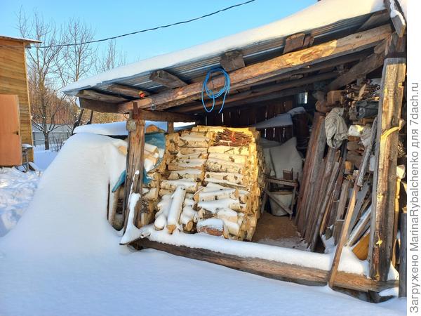 Дрова под навесом