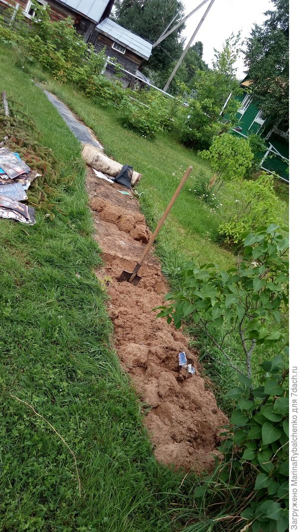 конец июля 2018 г, раскопки будущего цветника