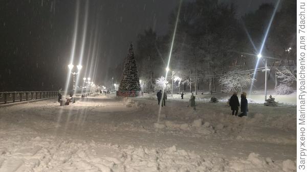 Зима сегодня началась, ёлку поставили заранее