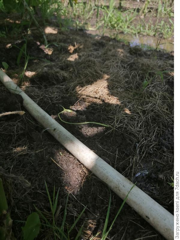 Отверстия сделаны с каждой стороны трубы с небольшим сдвигом