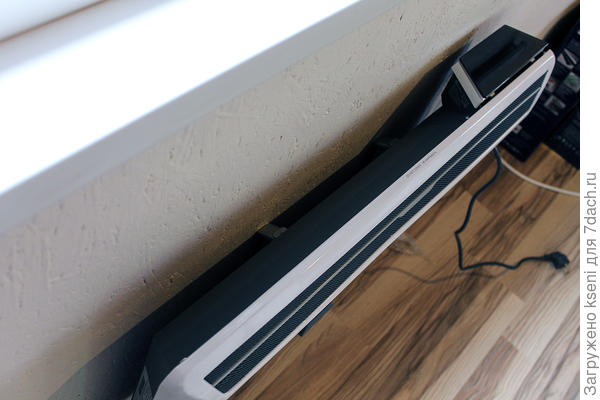 Конвектор установлен на стену