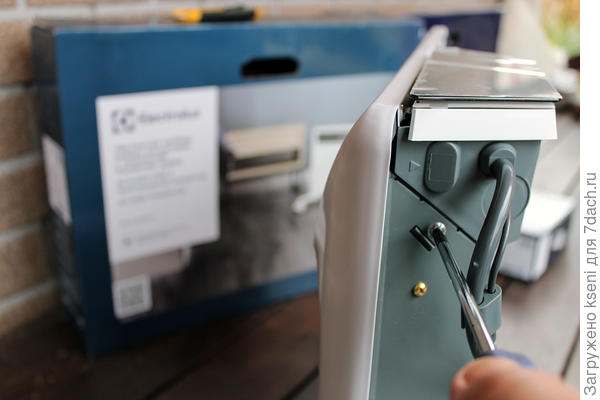 Закрепить блок управления винтами с двух сторон