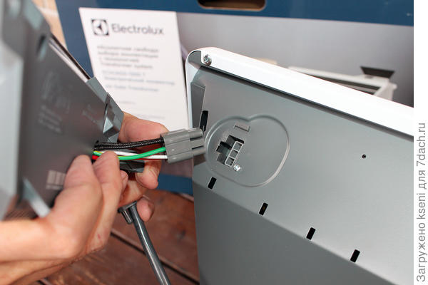 Подключить штепсель блока управления в разъем