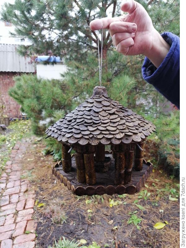 Кормушка готова к зимнему сезону.