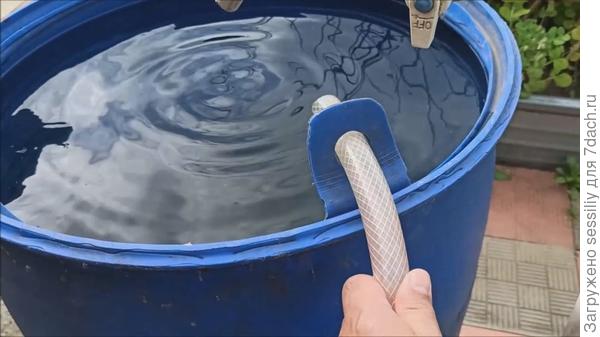 Простые способы крепления садового шланга к бочке для воды