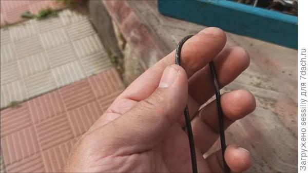 Простые способы крепления садового шланга к бочке для воды