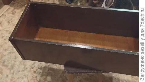 Старые книжные полки.