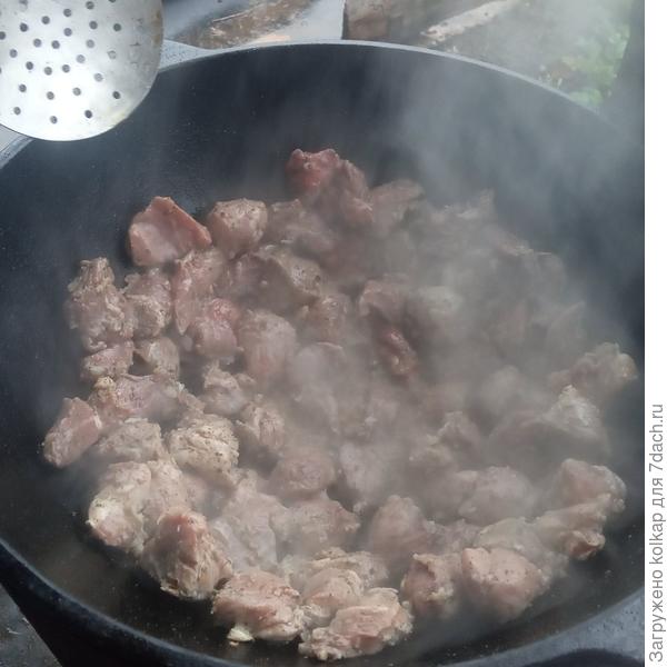 Использовали свинину тазобедренную часть, всё протушилось.