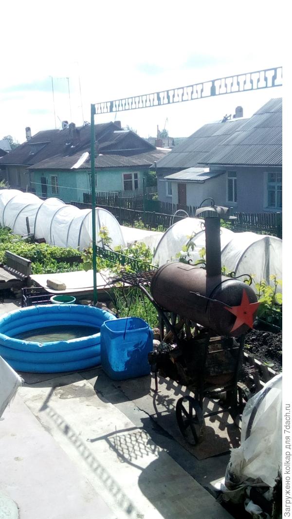 У нас зона отдыха в углу у хоз.постройки под открытым небом