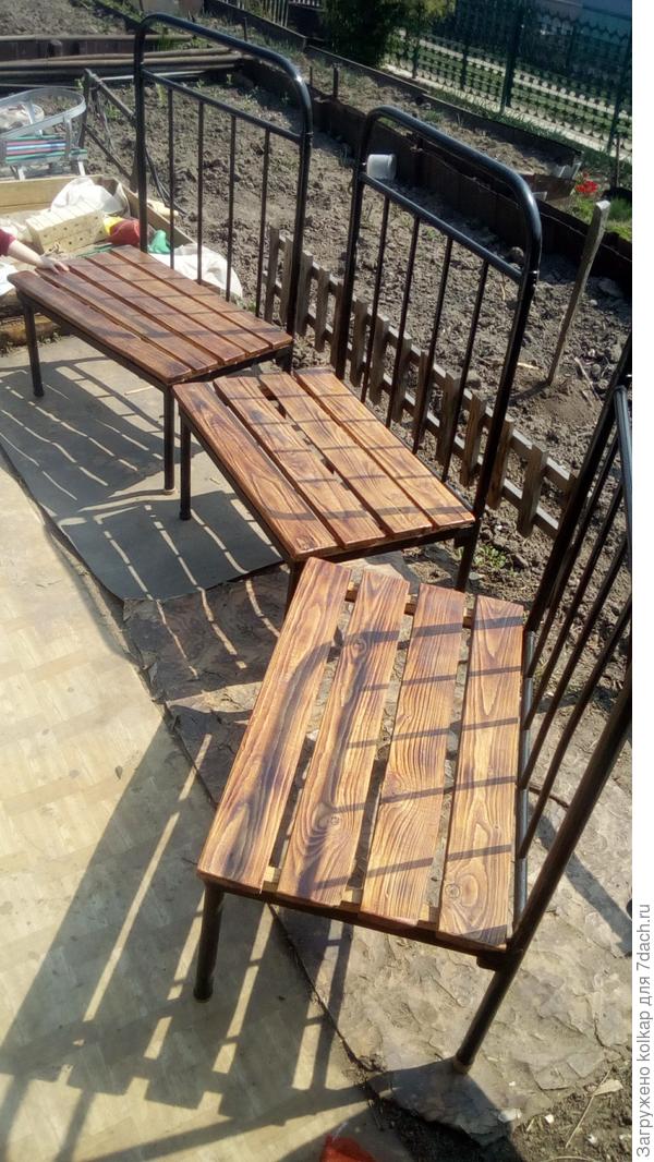 Садовые стулья сделаны из спинок старых железных кроватей