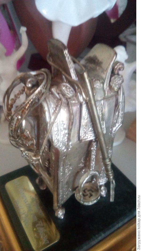 Это подарок мужу от монгола серебряные конские седло, стремя и пр