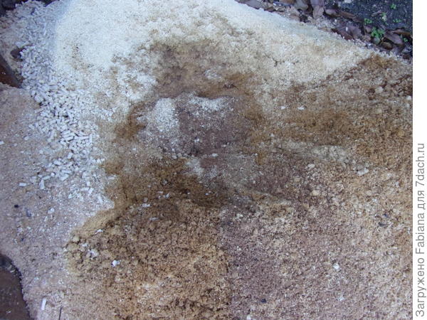 Опилки беру из глубины кучи, где они уже перепрели (тёмные стали)