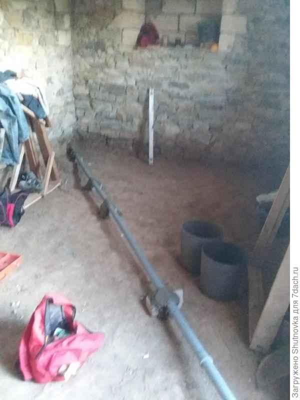 Очень переживала, хватит ли уровня стяжки для наклона труб, мастер сказал, что уложился в 16 см (вся подушка на полу - щебень, стяжка черновая и чистовая, пенопласт, плитка на клею - должны выйти в 20 см)