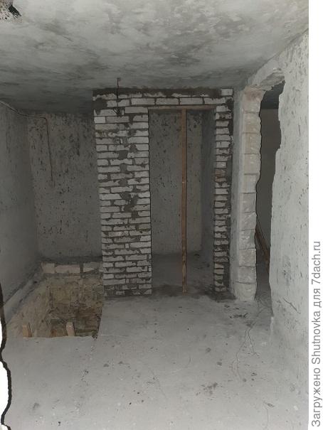 Проем для лестницы на второй этаж и санузел на втором