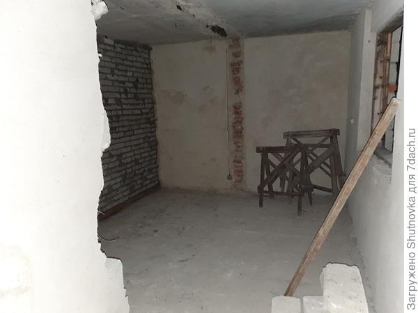 "Взрослая", практически тот же размер плюс ниша, где входная дверь.