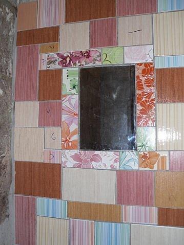 Стена в ванной. Тоже с зеркалом.