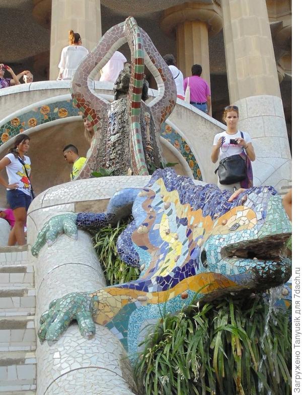 На нижней площадке лестницы - любимый персонаж Гауди - мозаичный дракон.