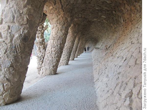 &amp;quot;Гнезда&amp;quot; выступают прямо из склона холма. А наклон колонн создает зачаровывающуюся перспективу.