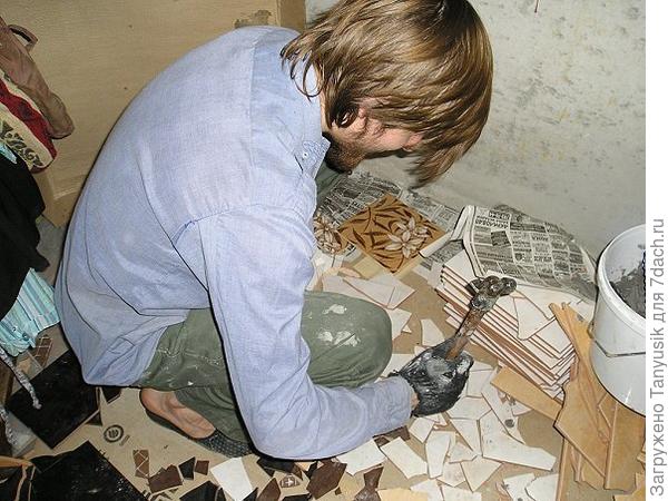 Некоторые большие куски плитки все-таки пришлось дробить молотком.