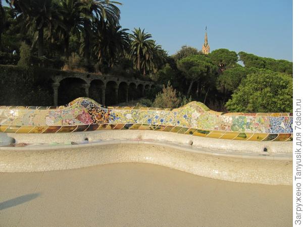 Эта змеевидная скамья считается самой длинной в мире. Чтобы придать ей анатомическую форму, Гауди просил рабочих посидеть на еще незастывшем цементе голыми, как можно удобнее.