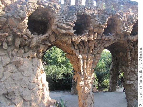 От главной площади парка и вокруг него протянута сеть пешеходных дорог и тропинок, ведущих в прогулочные аллеи, построенные Гауди из местного камня и за свой причудливый вид получившие название &amp;quot;Птичьих гнёзд&amp;quot;.