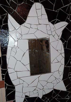 Панно в ваной. которое Даня назвал &quot;Танцующая черепаха&quot;. И тут мы задумались: &quot;Она на задних лапках танцует? Или танцевала брейк-данс на спине, да так, что натерла ее до зеркального блеска?&quot;