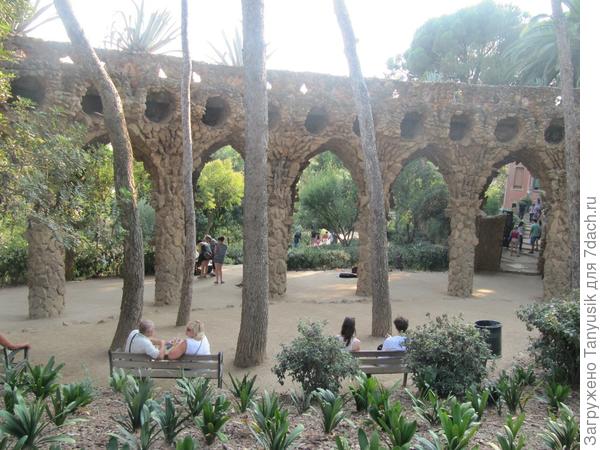 Эусебио Гуэль, почитатель и заказчик Гауди, мечтал о показательном поселке, о жилищном рае, о городе-саде. В результате получился просто парк, зато на благо всей Барселоне.