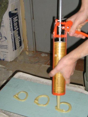 Нанесение клея на обратную сторону зеркала специальным пистолетом.